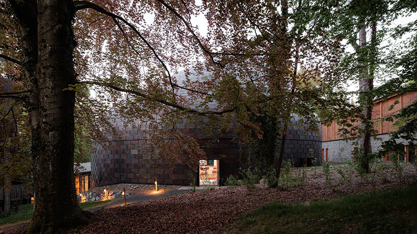 The concert hall of La Source Vive, molded plaster inside an acoustic concrete shell