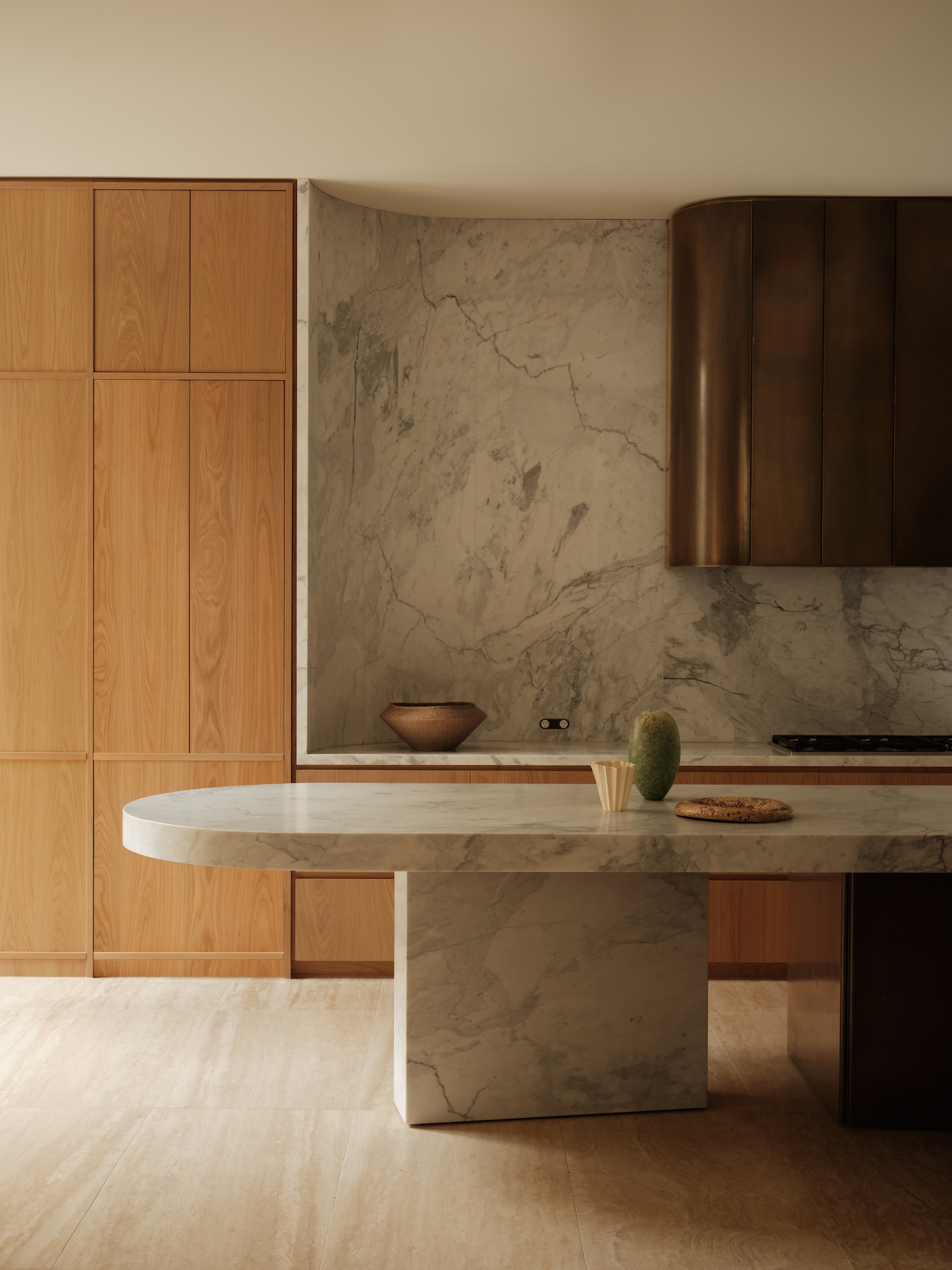 Avoca House by Pandolfini Architects, simple volumes filtered by planting