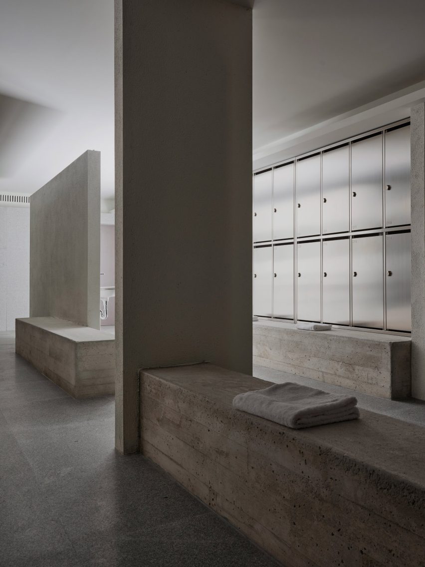 Freestanding partition walls and concrete benches in the changing rooms