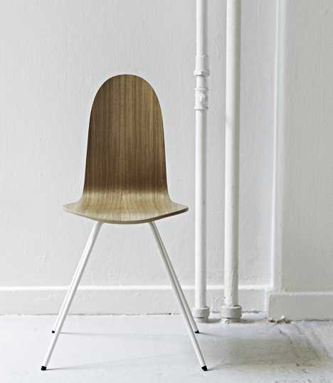 Tongue chair, splayed legs in powder-coated steel