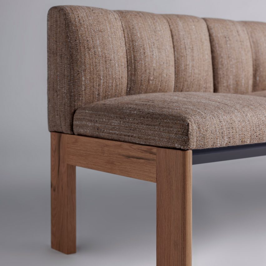 Detail of the Clique Luxe line, where the grass panels do structural work behind the finished surface