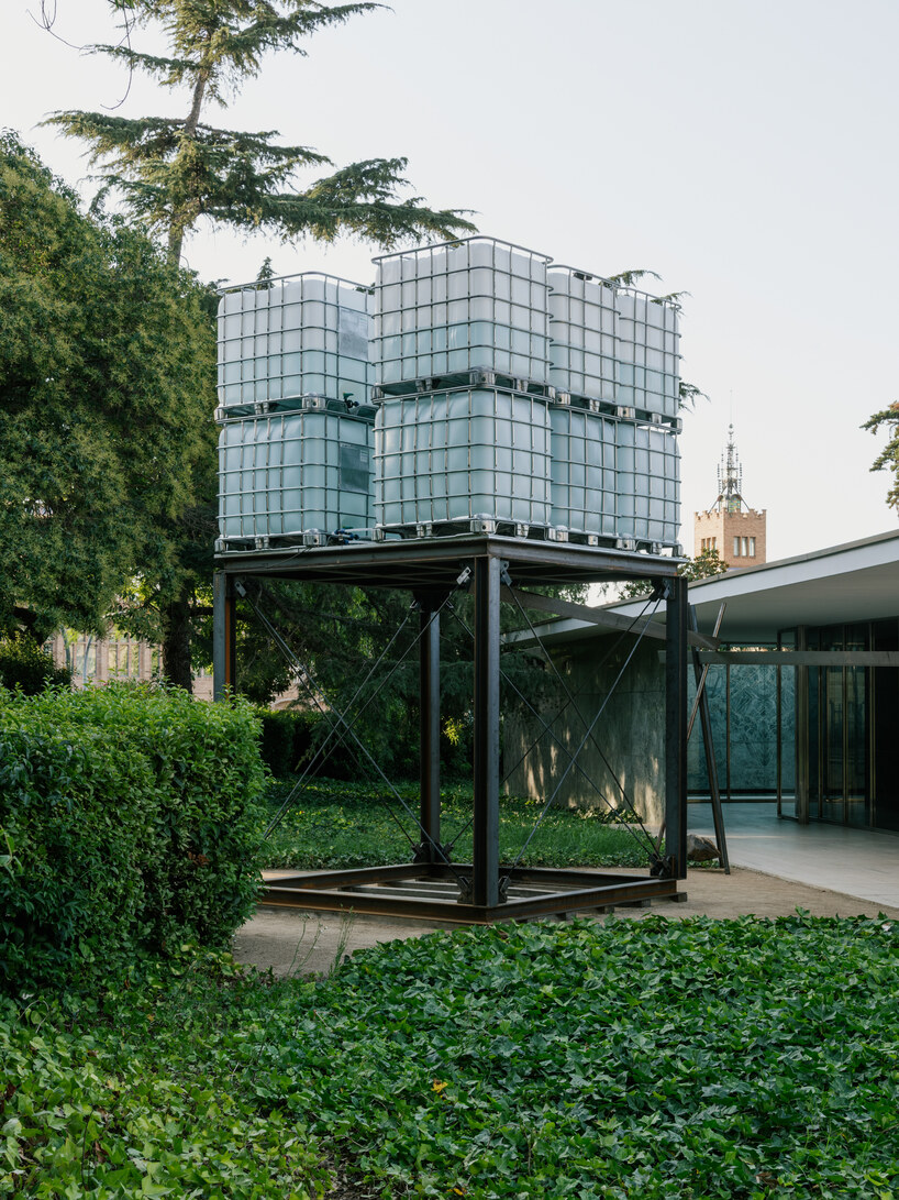 Twelve elevated tanks and a temporary aqueduct installed at the Barcelona Pavilion for Plou prou?