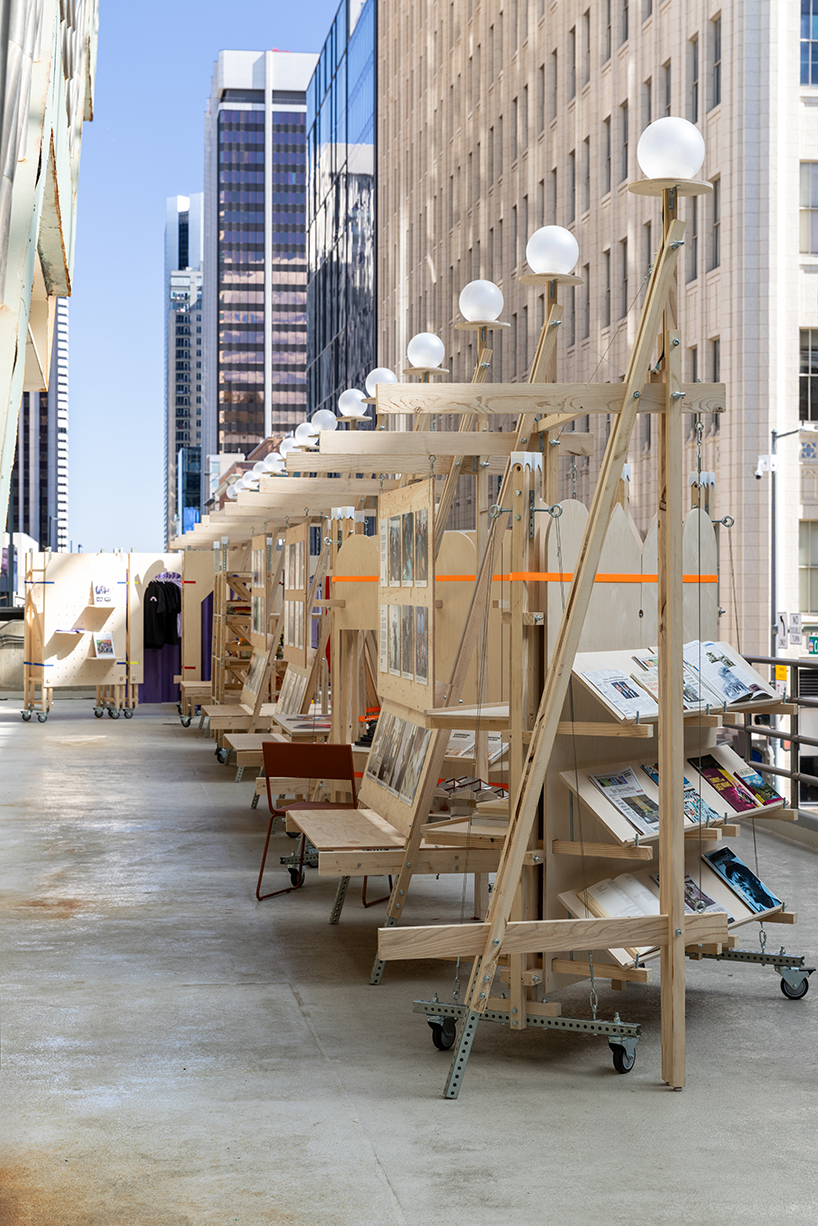 The flexible assembly system of wood, ratchet straps and metal joints