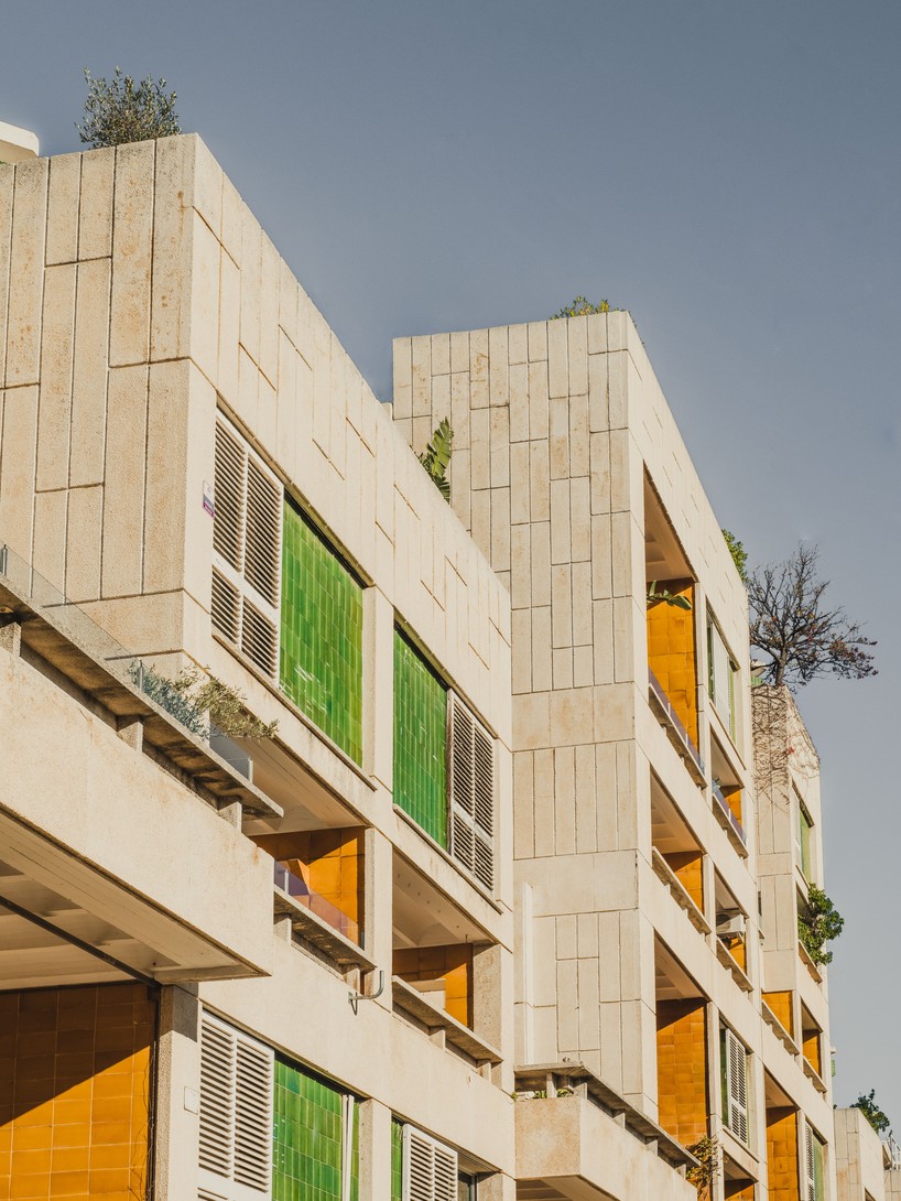 Red microcement staircase within the concrete frame of the duplex