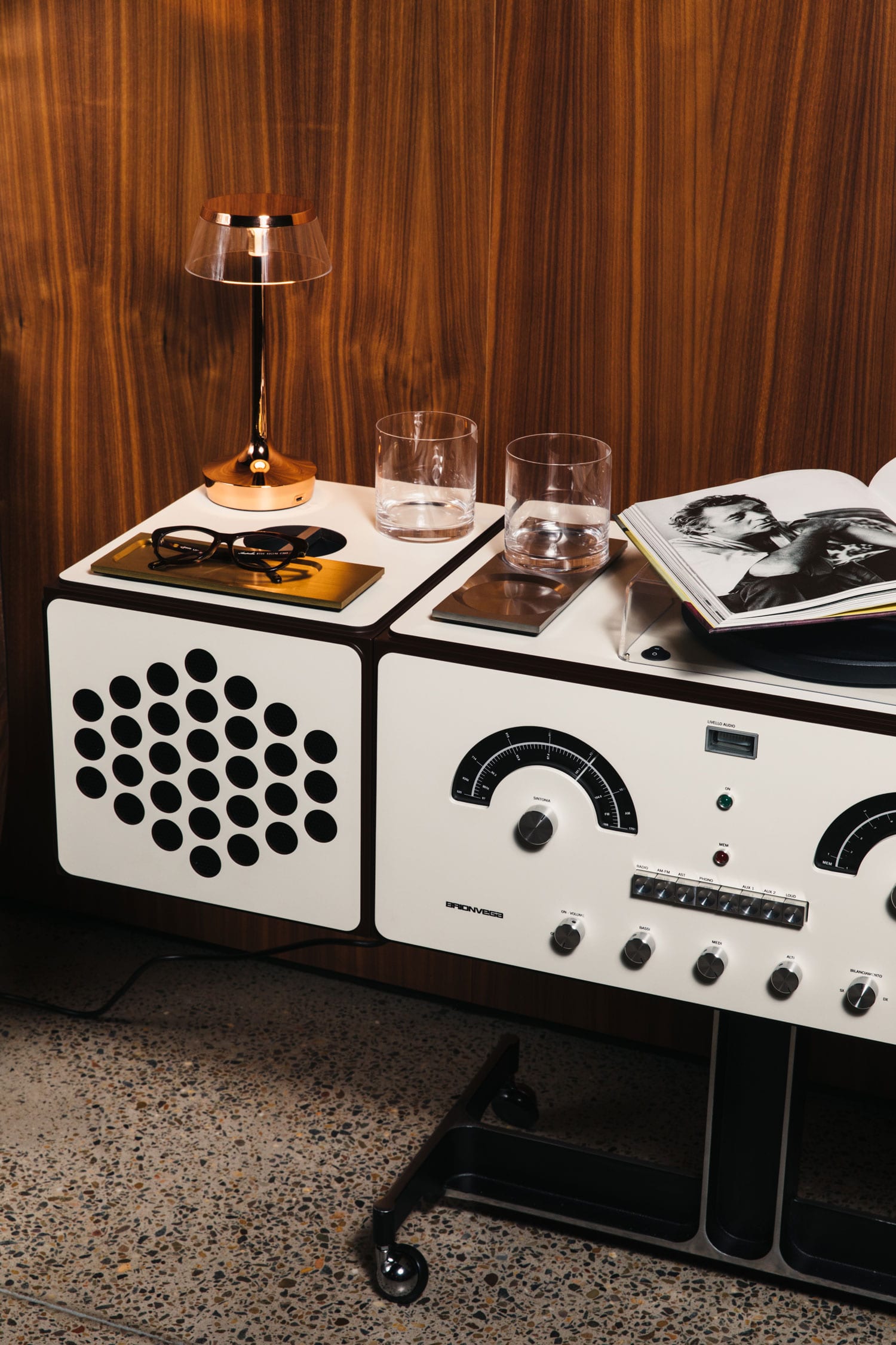 The RR126 with its speakers set beside the body